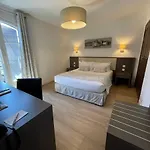 & Restaurant Les 3 Barbus מלון