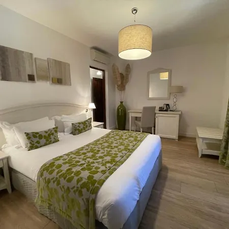 Hotel Hôtel&restaurant Les 3 Barbus 4*